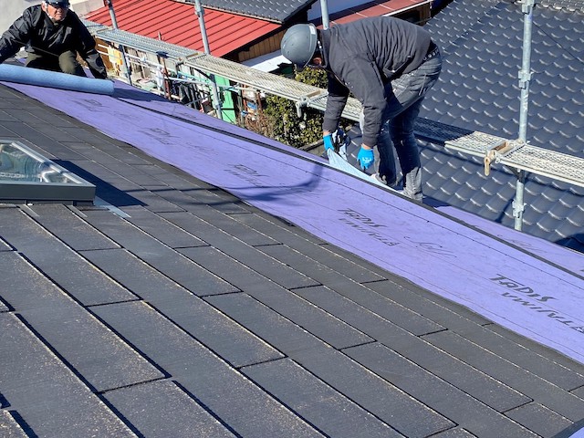 一人が重ね代を設けながら敷き込みもう一人が剥がす連携